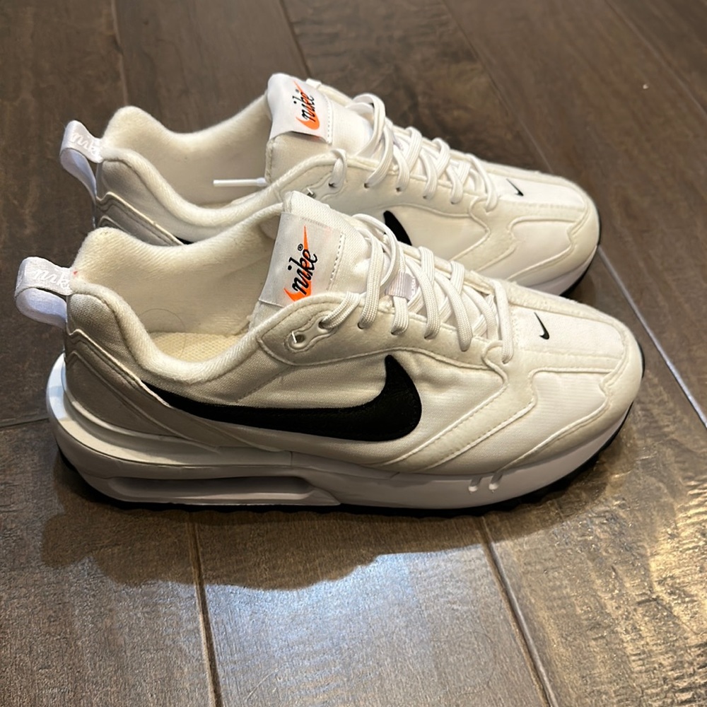 Nike Air Max Dawn size 7.5